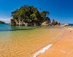 Crystal clear water at Little Kaiteriteri beach close to The Great Taste Trail